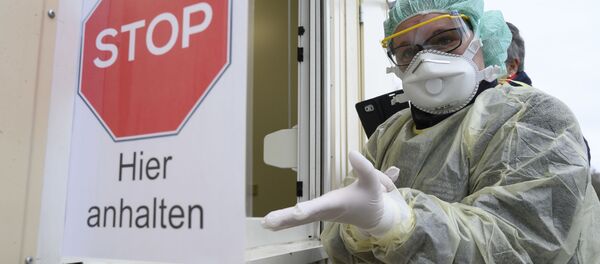 Немецкий фельдшер готовится сделать тест на коронавирус - 俄罗斯卫星通讯社