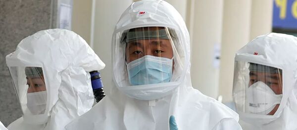 Медицинский работник в защитном костюме - 俄罗斯卫星通讯社