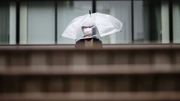 Прохожий в защитной маске в Токио - 俄罗斯卫星通讯社