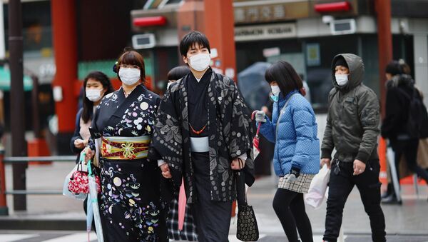 Прохожие в защитных масках в Токио - 俄罗斯卫星通讯社
