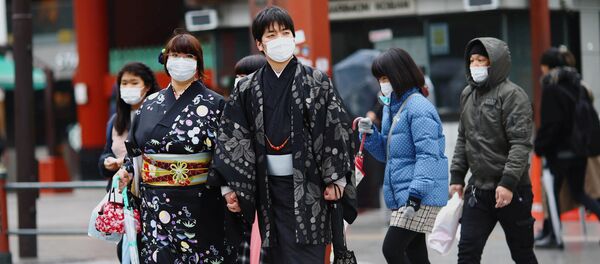 Прохожие в защитных масках в Токио Прохожие в защитных масках в Токио - 俄罗斯卫星通讯社