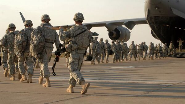 Американские военные во время посадки в самолет на авиабазе в Киркуке, Ирак. - 俄羅斯衛星通訊社