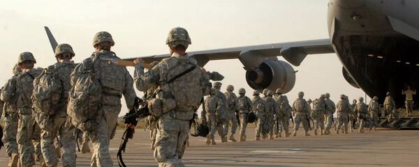 Американские военные во время посадки в самолет на авиабазе в Киркуке, Ирак. Американские военные во время посадки в самолет на авиабазе в Киркуке, Ирак. - 俄罗斯卫星通讯社