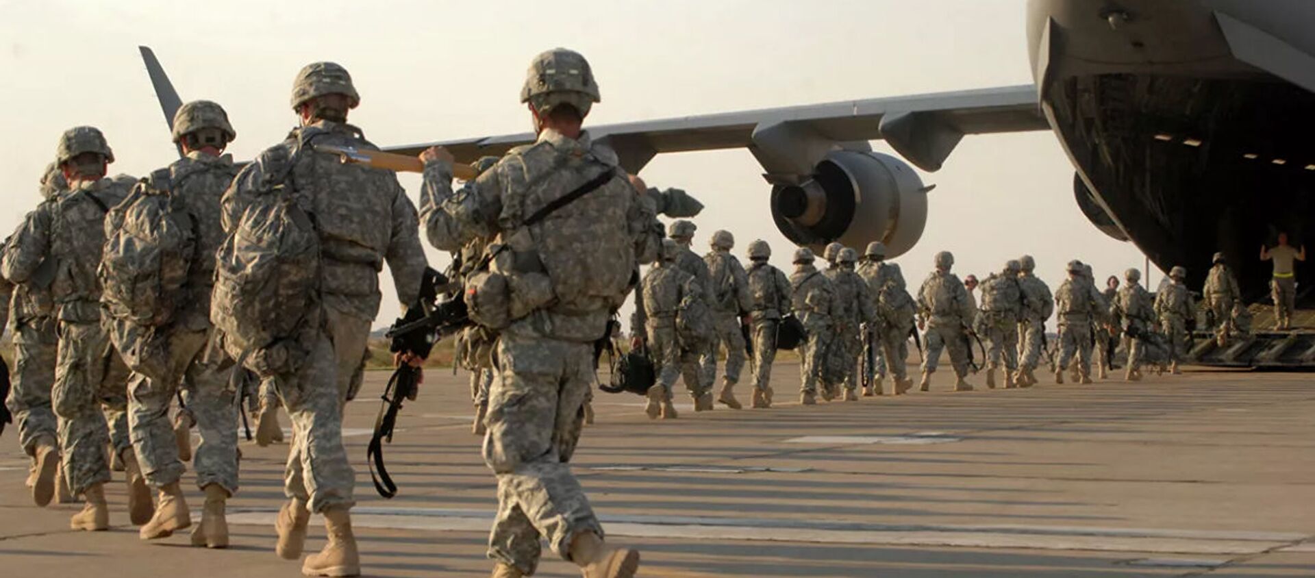 Американские военные во время посадки в самолет на авиабазе в Киркуке, Ирак. - 俄罗斯卫星通讯社, 1920, 09.04.2021