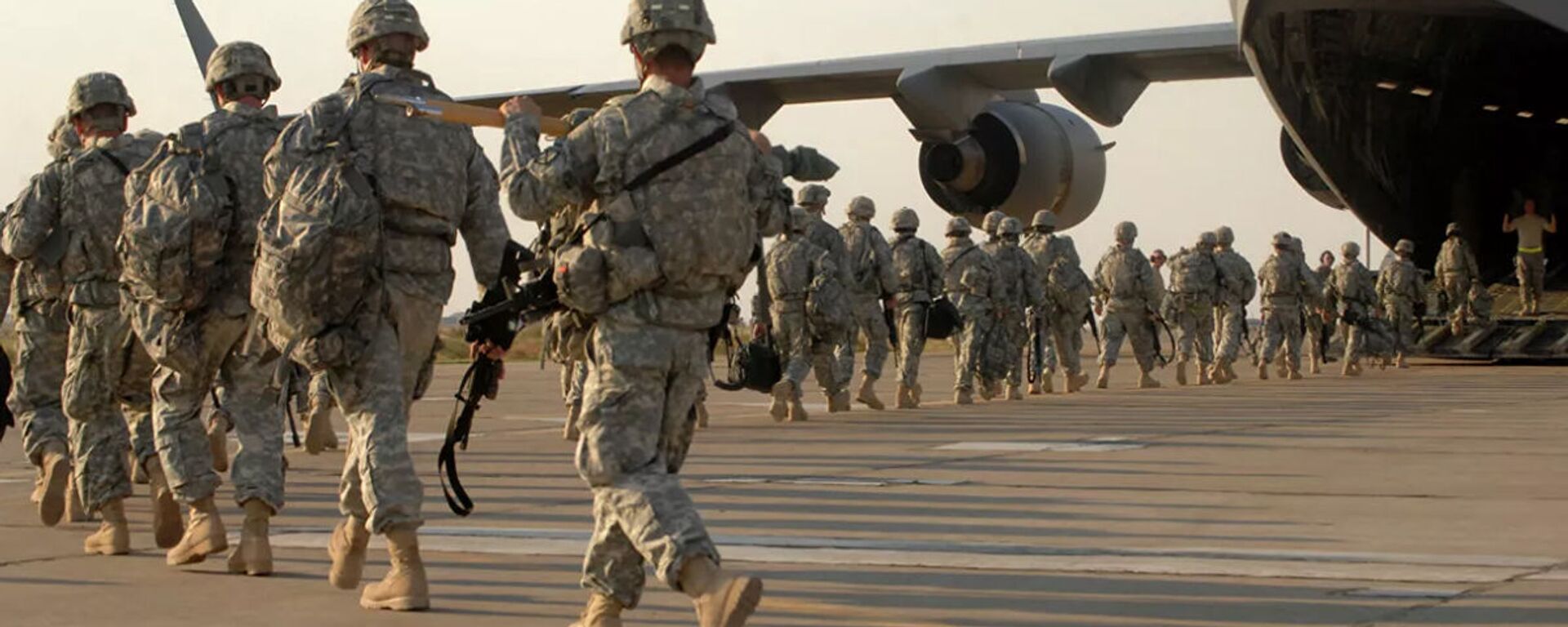 Американские военные во время посадки в самолет на авиабазе в Киркуке, Ирак. - 俄罗斯卫星通讯社, 1920, 09.04.2021
