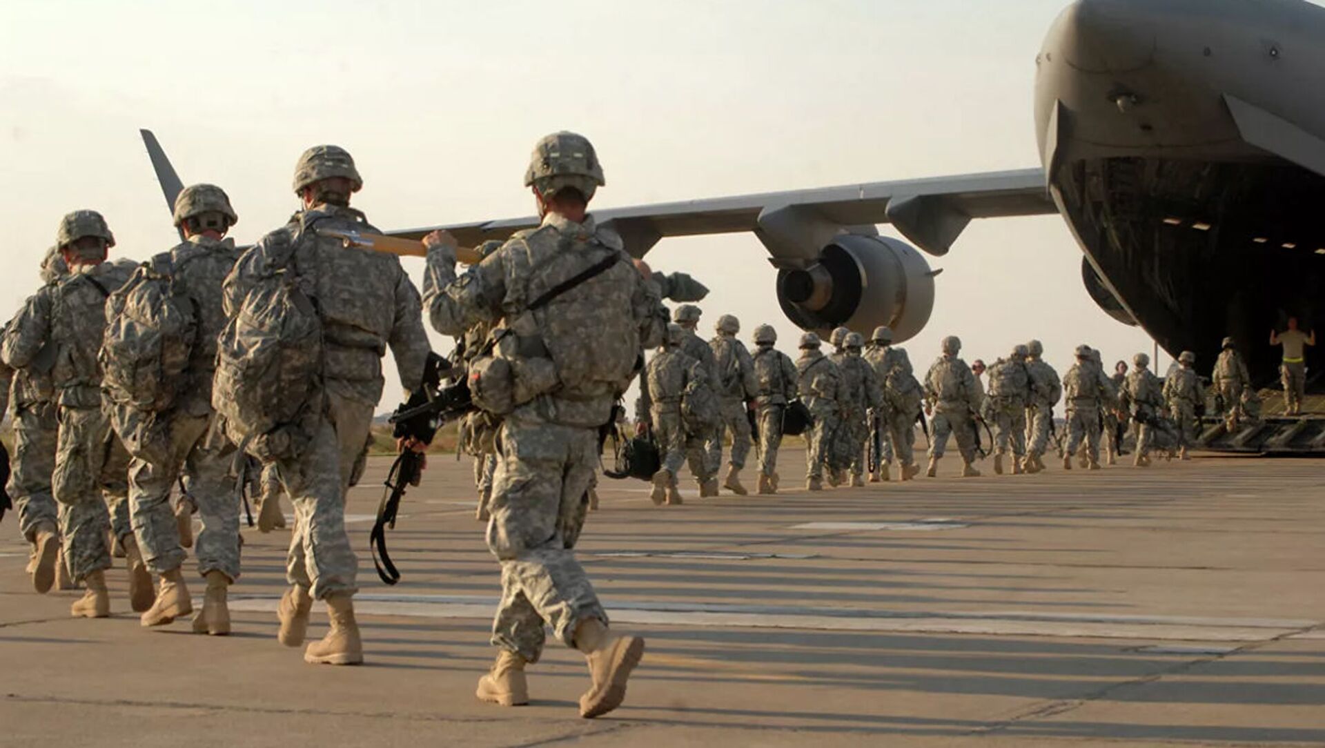 Американские военные во время посадки в самолет на авиабазе в Киркуке, Ирак. - 俄羅斯衛星通訊社, 1920, 09.04.2021