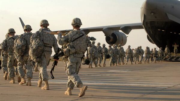 Американские военные во время посадки в самолет на авиабазе в Киркуке, Ирак. - 俄罗斯卫星通讯社