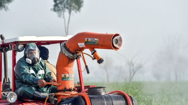 Распыление пестицидов, чтобы убить саранчу в Пакистане - 俄罗斯卫星通讯社