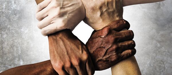 Четыре человека, держащие друг друга за запястья - 俄罗斯卫星通讯社