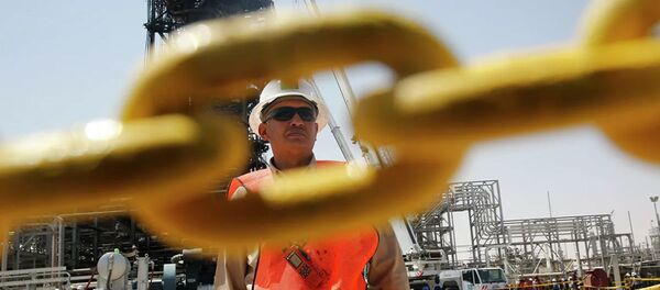 Рабочий на нефтяном месторождении в Саудовской Аравии - 俄羅斯衛星通訊社