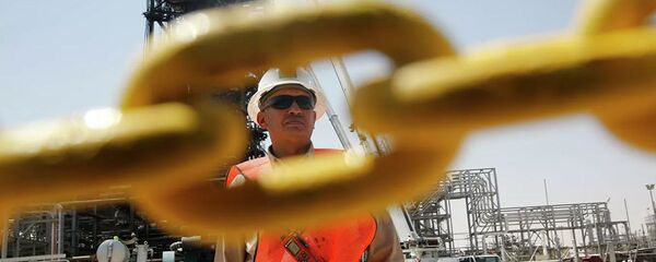 Рабочий на нефтяном месторождении в Саудовской Аравии - 俄羅斯衛星通訊社