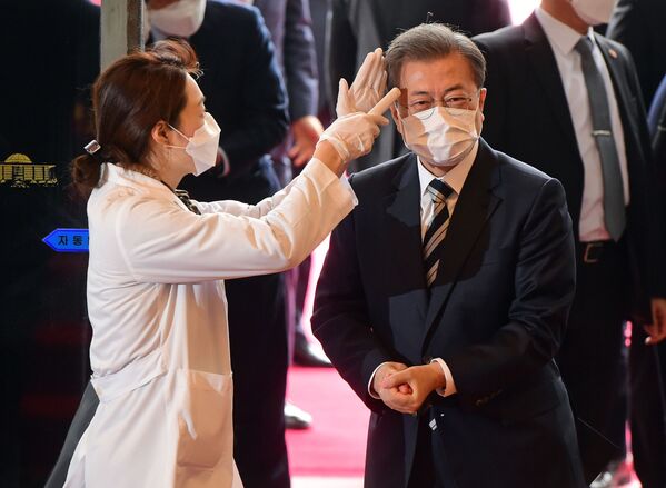 Президент Южной Кореи Мун Чжэ Ин в медицинской маске во время проверки температуры в здании Национального собрания в Сеуле - 俄羅斯衛星通訊社