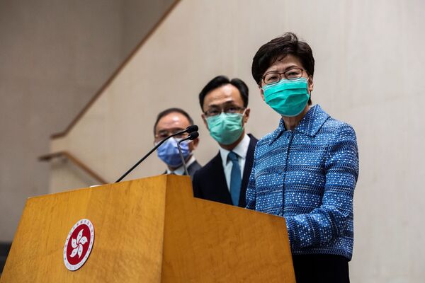 Глава администрации Гонконга Кэрри Лам в медицинской маске на пресс-конференции  - 俄羅斯衛星通訊社