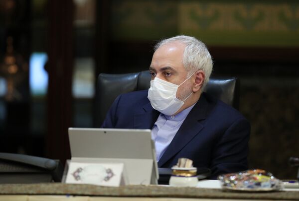 Министр иностранных дел Ирана Мохаммад Джавад Зариф в медицинской маске во время заседания кабинета министров в столице страны Тегеране - 俄罗斯卫星通讯社