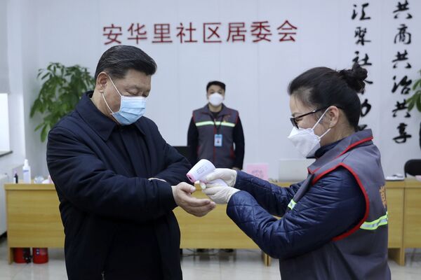 Президент Китая Си Цзиньпин в медицинской маске во время проверки температуры в одном из медицинских центров Пекина - 俄羅斯衛星通訊社