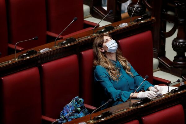 Член палаты депутатов Италии Мария Тереса Бальдини в маске и перчатках - 俄罗斯卫星通讯社
