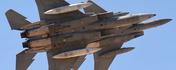 Саудовские истребители F-15SA на авиашоу в честь 50-летия Авиационной академии имени короля Фейсала в Эр-Рияде - 俄罗斯卫星通讯社