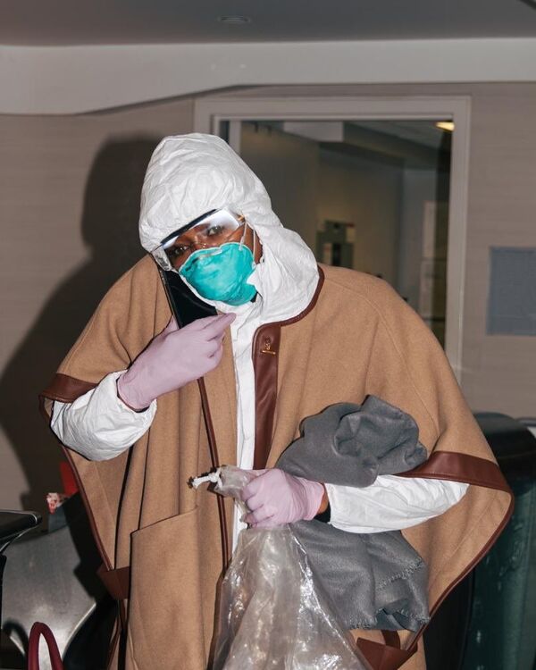 娜奥米·坎贝尔身穿防护服抵达机场（照片） - 俄罗斯卫星通讯社