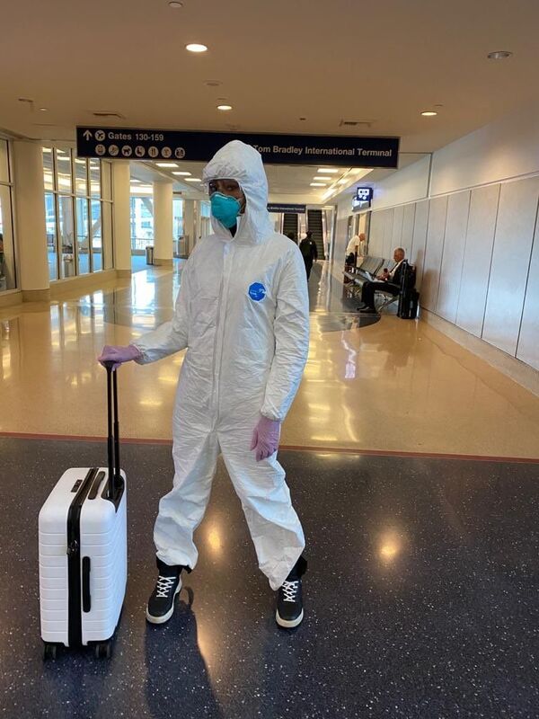 娜奥米·坎贝尔身穿防护服抵达机场（照片） - 俄罗斯卫星通讯社