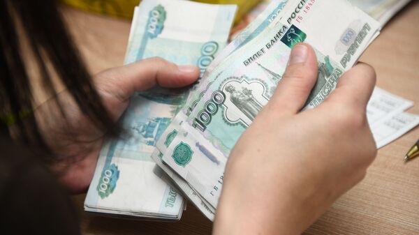Работник почтамта пересчитывает деньги - 俄罗斯卫星通讯社