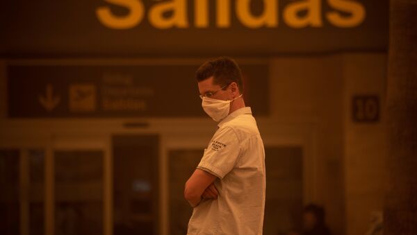 Мужчина в защитной маске в аэропорту Тенерифе - 俄罗斯卫星通讯社