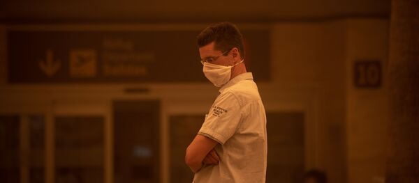 Мужчина в защитной маске в аэропорту Тенерифе - 俄罗斯卫星通讯社