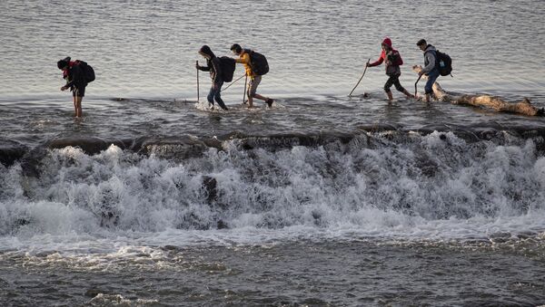 Мигранты пересекают реку Марица в Турции  - 俄罗斯卫星通讯社