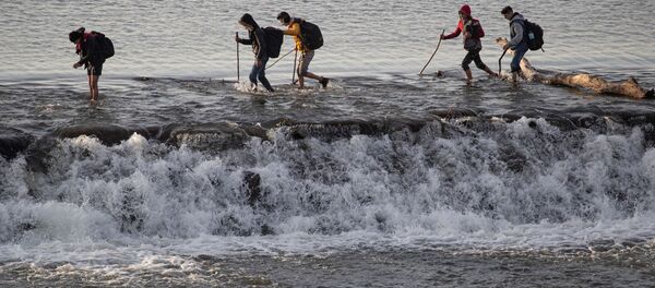 Мигранты пересекают реку Марица в Турции  - 俄羅斯衛星通訊社