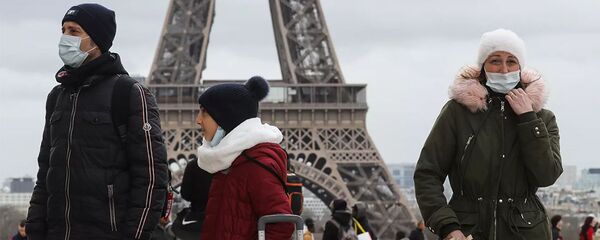 Люди в защитных масках на фоне Эйфелевой башни в Париже - 俄罗斯卫星通讯社