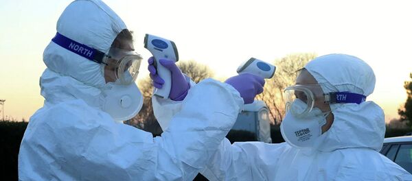 Медицинские работники измеряют друг другу температуру на границе Италии и Словении Медицинские работники измеряют друг другу температуру на границе Италии и Словении - 俄罗斯卫星通讯社