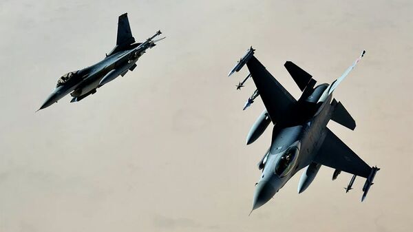 Истребители ВВС США F-16 над территорией Ирака. - 俄羅斯衛星通訊社