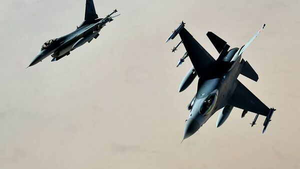 Истребители ВВС США F-16 над территорией Ирака. - 俄罗斯卫星通讯社