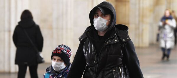 Пассажиры Московского метрополитена в медицинских масках - 俄罗斯卫星通讯社