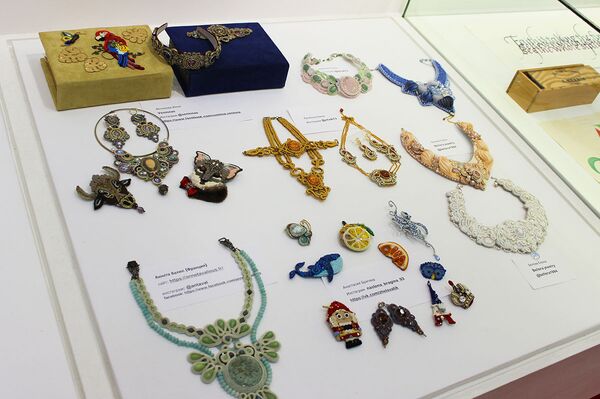 《中国风手工编织饰品》：50多岁模特展示俄罗斯大师的中国风饰品 - 俄罗斯卫星通讯社