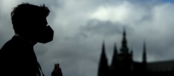 Силуэт человека в медицинской маске на Карловом мосту в Праге - 俄罗斯卫星通讯社