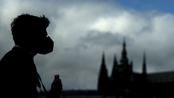 Силуэт человека в медицинской маске на Карловом мосту в Праге - 俄罗斯卫星通讯社