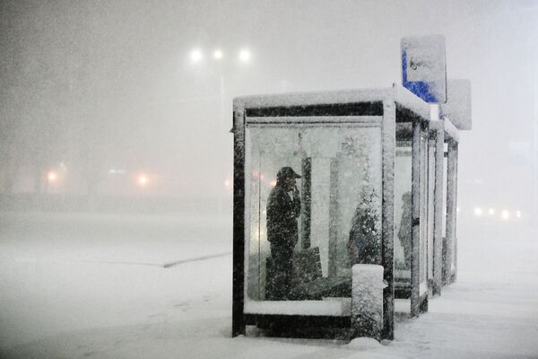 在公交站等車的人們 - 俄羅斯衛星通訊社