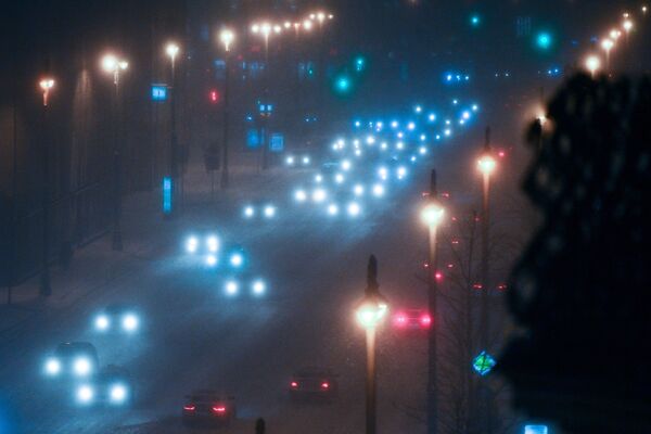 下雪時，莫斯科街道上的汽車 - 俄羅斯衛星通訊社