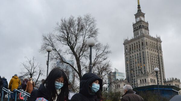 Прохожие в медицинских масках на улице в Варшаве - 俄罗斯卫星通讯社