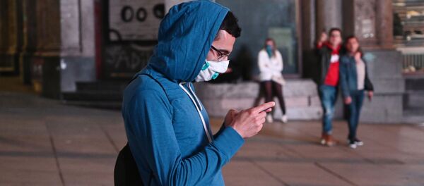 Мужчина в защитной маске на одной из улиц Мадрида.  - 俄罗斯卫星通讯社