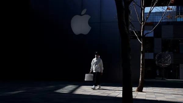 Человек в маске магазина Apple в Пекине, Китай - 俄羅斯衛星通訊社