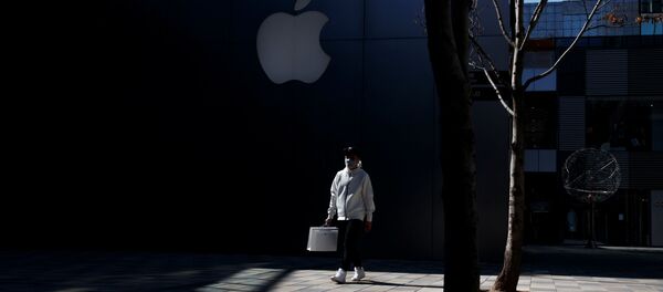 Человек в маске магазина Apple в Пекине, Китай - 俄羅斯衛星通訊社