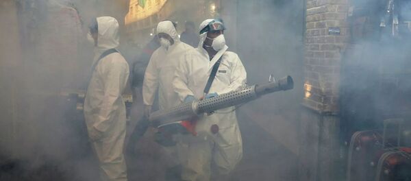 Пожарные распыляют дезинфицирующее средство в Тегеране, Иран. - 俄罗斯卫星通讯社