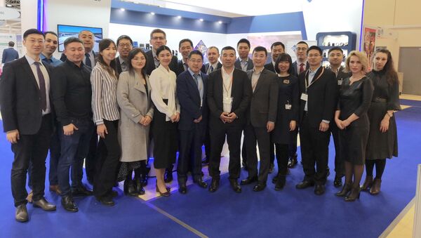 陳佳代和同事們在展會 - 俄羅斯衛星通訊社