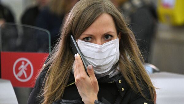 Девушка в медицинской маске в Москве - 俄羅斯衛星通訊社