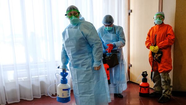 Рабочие в защитных костюмах проводят дезинфекцию в отеле «Меридиан Конгресс» в Мурманске - 俄羅斯衛星通訊社