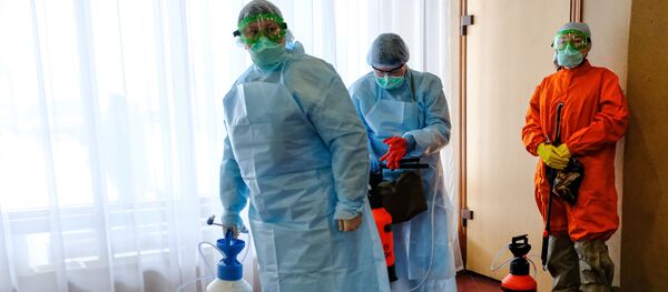 Рабочие в защитных костюмах проводят дезинфекцию в отеле «Меридиан Конгресс» в Мурманске - 俄罗斯卫星通讯社