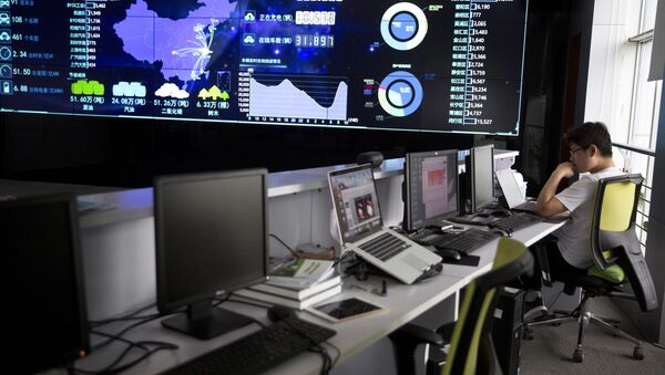 Сотрудник смотрит на данные по транспорту в Шанхае в реальном времени. - 俄罗斯卫星通讯社