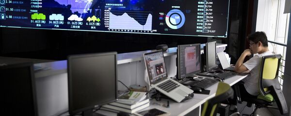 Сотрудник смотрит на данные по транспорту в Шанхае в реальном времени. Сотрудник смотрит на данные по транспорту в Шанхае в реальном времени. - 俄羅斯衛星通訊社