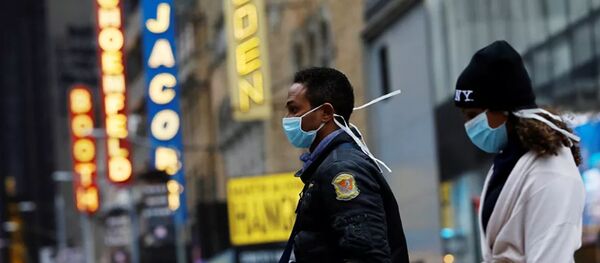 Люди в защитных масках в США - 俄罗斯卫星通讯社
